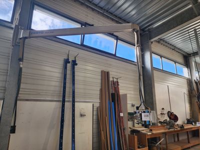 une photo d'une pièce où l'on voit beaucoup de bois et de métal