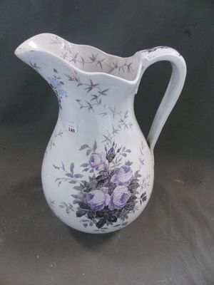 un pichet blanc orné de fleurs violettes, posé sur une table