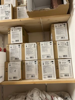 de nombreuses boîtes sur les étagères de la pièce