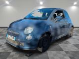 une voiture bleue garée sur un sol à damier
