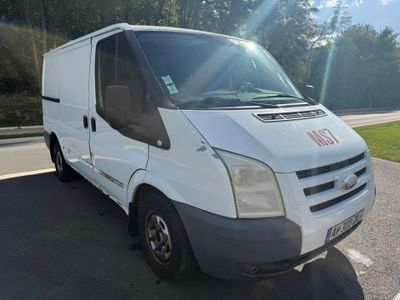 une camionnette blanche garée sur le bord de la route