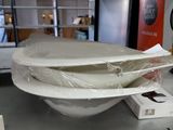 un bol blanc posé sur une étagère en métal
