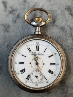 un gros plan d'une montre de poche avec des chiffres romains