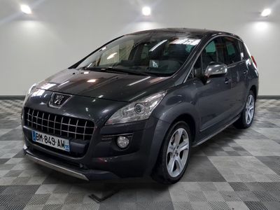 la photo d'une voiture noire garée dans un garage
