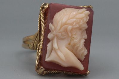 une photo d'une bague sur laquelle figure le visage d'une femme