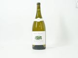 une bouteille de vin posée sur une table