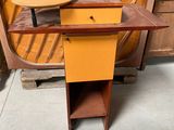 une petite table avec un petit plateau posée dans une pièce