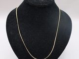 un collier à chaîne en or sur le cou d'un mannequin