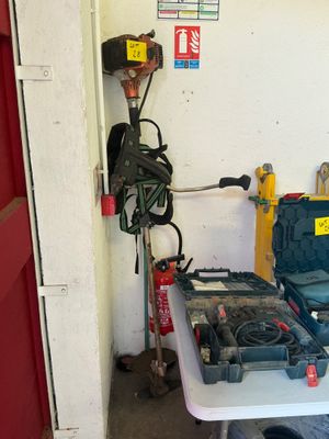 une table avec des outils dans un garage