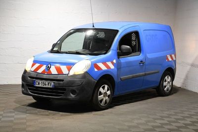 une camionnette bleue garée dans un garage