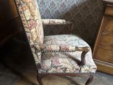 a chair that is sitting in the corner of a room