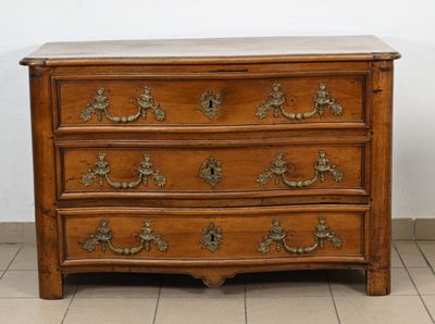 Commode en noyer mouluré à façade légèrement galbée, ouvrant… - Photo 1