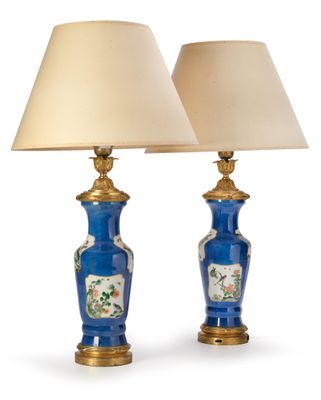 une paire de lampes de table bleues et dorées ornées de fleurs et d'oiseaux