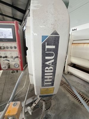 une machine posée sur une table dans une pièce