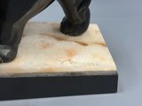 une statue de cheval posée sur un socle en marbre
