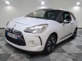 la citrole blanche est garée dans le garage sur un sol en damier