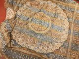l'image d'un tapis posé sur le sol d'une pièce