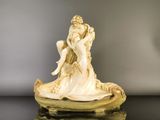 une image représentant une statue d'une femme assise sur un coquillage