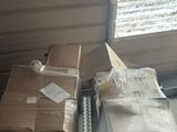 de nombreux cartons sur les étagères de l'entrepôt