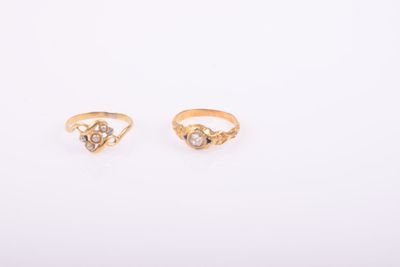 une paire de bagues en or serties de diamants