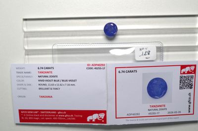 une photo d'un diamant bleu avec une étiquette de prix accrochée dessus