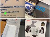 plusieurs photos différentes montrant une boîte contenant des appareils électroniques et une boîte contenant des piles