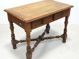 une vieille table en bois surmontée d'un tiroir