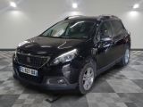 la photo d'une voiture noire garée dans un garage