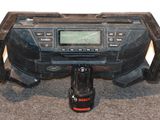 une image représentant une radio équipée d'un cordon d'alimentation