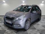 la voiture grise est garée dans le garage sur le sol en damier