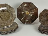 quatre pièces en métal argenté, chacune comportant une horloge