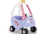 petite voiture Little Tikes violette et rose avec une princesse assise dessus