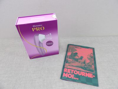 une boîte de préservatifs posée sur un lit, à côté d'une autre boîte de préservatifs