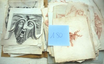 beaucoup de vieux papiers posés sur une table
