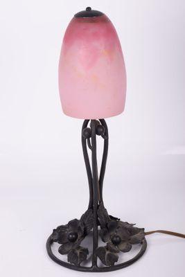 une image représentant une lampe avec un abat-jour en verre rose