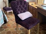 une chaise violette posée devant un bureau dans une chambre