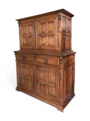 Buffet deux corps en noyer, le corps supérieur ouvrant par d…