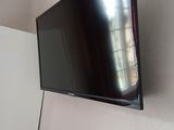 un téléviseur à écran plat fixé au mur dans un coin de la pièce