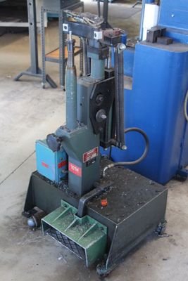 1 machine à déformer DOREY Type 101 H n° 861 (Année 1989)