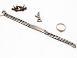 une photo représentant un bracelet, une bague et une boucle d'oreille posés sur une surface blanche