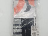 une paire de chaussettes dans un sac en plastique posée sur une surface blanche