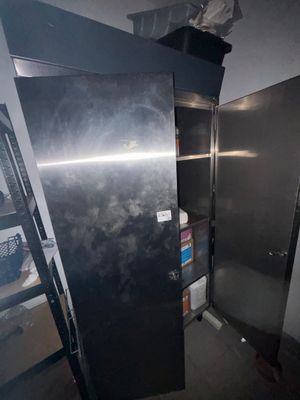 une photo d'un réfrigérateur dans une pièce avec une échelle