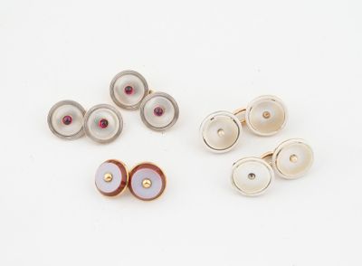 trois paires de boucles d'oreilles et une paire de boucles d'oreilles posées sur une surface blanche