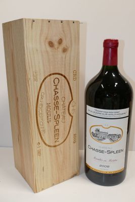 une bouteille de vin rouge à côté d'une caisse en bois