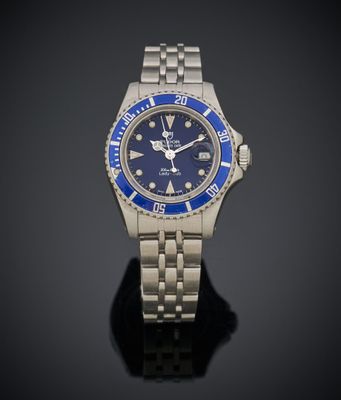 gros plan d'une montre sur une surface noire avec un fond noir
