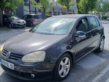 une voiture noire garée sur le bord de la route