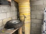 une photo d'une pièce où se trouvent de nombreux outils