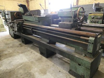 une grande machine installée dans un bâtiment