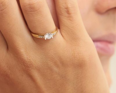 gros plan de la main d'une personne portant une bague