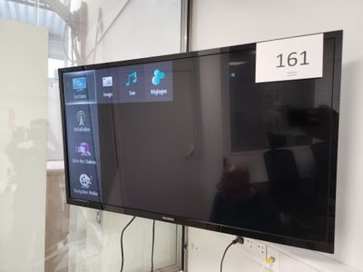 un téléviseur à écran plat fixé au mur d'une pièce
